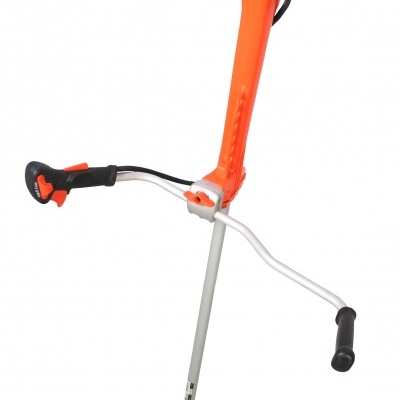 Trimmer de relva com motor laranja e preto e disco de corte metálico