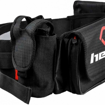 Bolsa preta multi-compartimentos com logo hebro em branco e vermelho