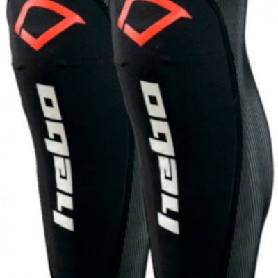Par de joelheiras pretas acolchoadas com logo Hebo e detalhes em vermelho