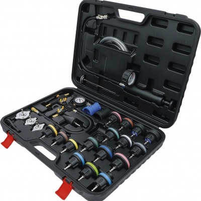 Conjunto de teste de pressão para radiadores numa mala preta com acessórios coloridos