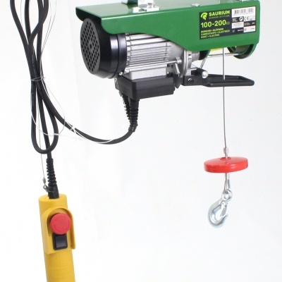 Guincho elétrico verde e prateado com gancho vermelho e comando amarelo