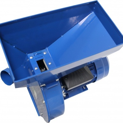 Moinho elétrico azul com funil e motor visíveis