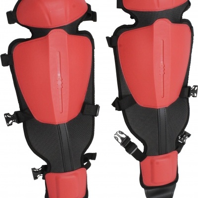 Proteções vermelhas e pretas para joelhos e pernas com alças ajustáveis