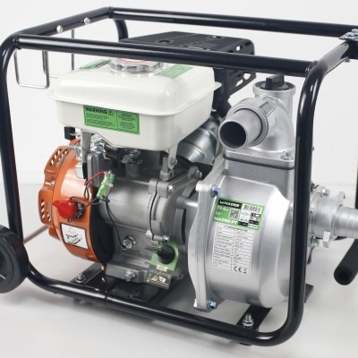 Máquina motorizada com estrutura metálica preta e corpo prateado, branco e laranja e etiquetas verdes.