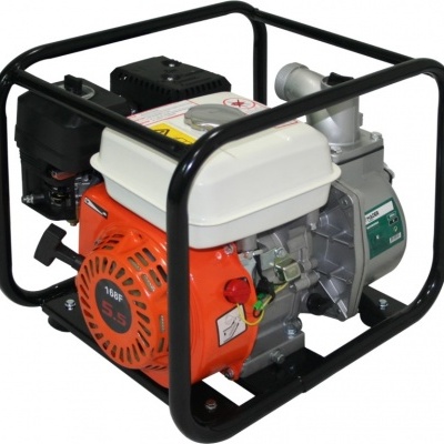 Bomba de água motorizada com estrutura preta e motor branco e laranja