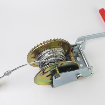 Guincho manual metálico com cabo de aço enrolado e manivela vermelha