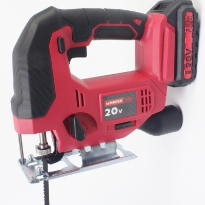 Serra tico-tico elétrica vermelha e preta com bateria 20V.