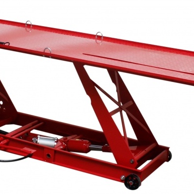 Estrado elevatório metálico vermelho com rampa e rodízios