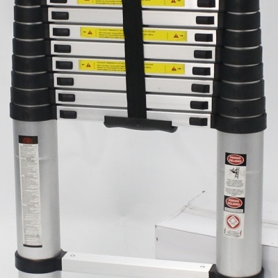Escada telescópica prateada com detalhes pretos e etiquetas amarelas