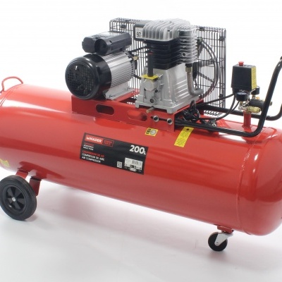Compressor de ar portátil vermelho com motor em metal e rodas pretas sobre fundo branco