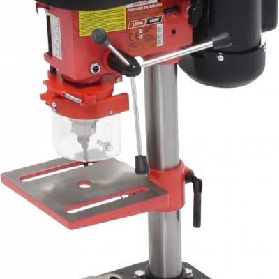 Máquina de furar de coluna vermelha e preta com base metálica e proteção de plástico transparente