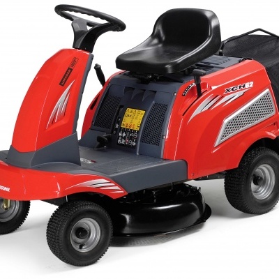 Corta-relva vermelho com assento preto e depósito de recolha