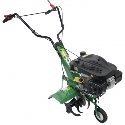 Motoenxada metálica verde com motor preto e rodas pequena