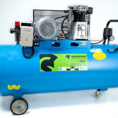 Compressor de ar azul com motor cinza e etiqueta verde SAURIUM 200