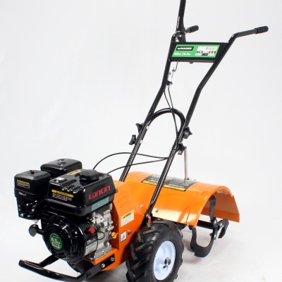 Motocultivador laranja com motor preto e roda cinza