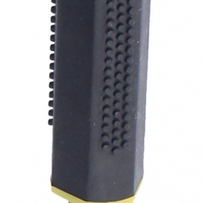 ferramenta preta com detalhes amarelos e ponta cilíndrica