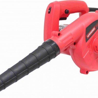 Soprador elétrico vermelho com tubo preto e pega ergonómica.