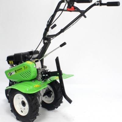 Motoenxada verde com motor, rodas pretas e branco em fundo branco.