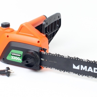 Motosserra elétrica MADER laranja e preta com ficha elétrica e texto 2200