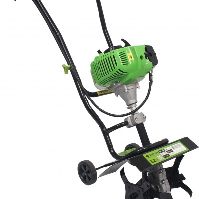 Motoenxada com motor verde e estrutura preta sobre fundo branco