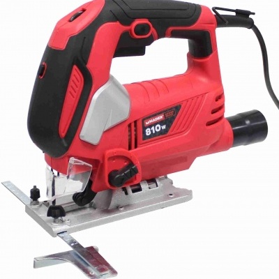 Serra tico-tico elétrica vermelha e preta com punho ergonómico e etiqueta 810 W