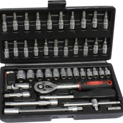 Conjunto de ferramentas com várias pontas de chave e chave de catraca em caixa preta