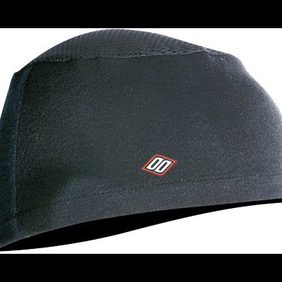 Gorro preto com símbolo '00' vermelho e branco