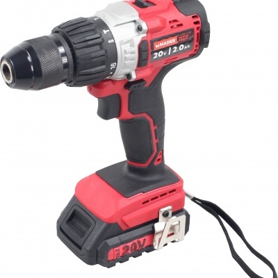 Aparafusadora ou furadeira vermelha e preta sem fio com marca MADER e especificação 20V / 2.0 Ah.
