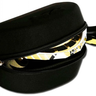 Bolsa rígida preta com raquete branca, preta e amarela dentro