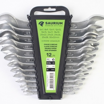 Conjunto de 12 chaves de boca dupla cromadas em suporte preto com etiqueta verde da marca SAURIUM