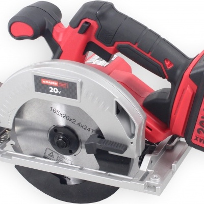 Serra circular portátil a bateria com lâmina metálica e empunhadura preta e vermelha