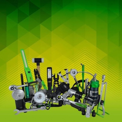 conjunto de ferramentas mecânicas variadas em fundo verde