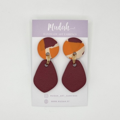 Brincos artesanais coloridos em cartão de apresentação com texto Mudah Handmade Art Earrings