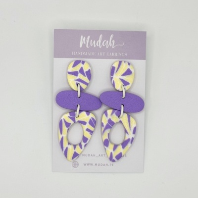 Brincos artesanais coloridos com padrão abstrato em cartão de apresentação