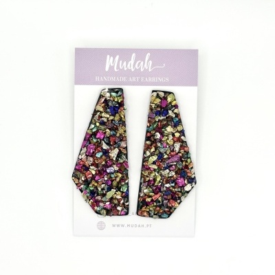 Par de brincos artesanais coloridos com textura rochosa em cartão de exposição lilás e branco