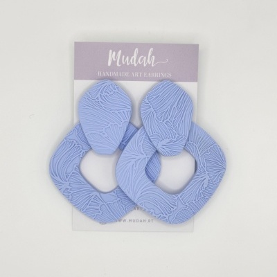 Brincos artesanais lilás com padrão texturizado em cartão com a marca Mudah