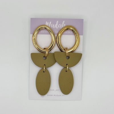 Brincos dourados e verdes-oliva pendentes em cartão de marca