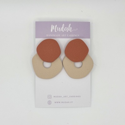 Brincos artesanais em tons salmão e bege em cartão de embalagem lilás e branco