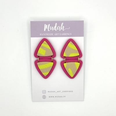 Brincos geométricos lilás e amarelo em cartão de apresentação lilás e branco Mudah