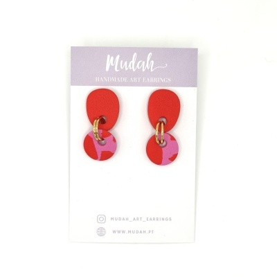 Brincos artesanais vermelhos e rosa com argolas douradas em cartão