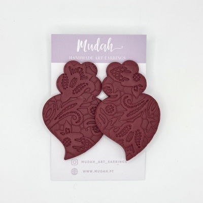 Brincos artesanais vinho em cartão lilás e branco com texto Mudah