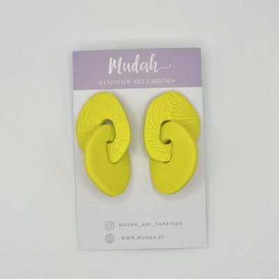 Brincos artesanais amarelos em cartão com nome da marca e contatos