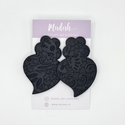 Brincos pretos com padrão floral em cartão lilás e branco