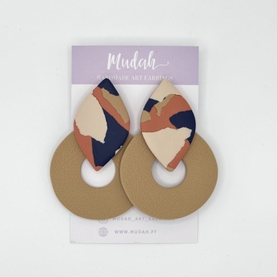 Brincos artesanais coloridos com padrão abstrato e círculos castanhos texturizados