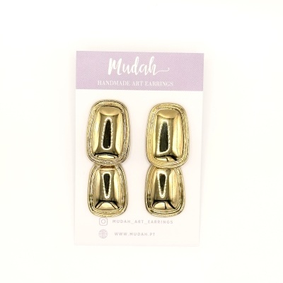 brincos dourados retangulares e quadrados em cartão de apresentação lilás e branco