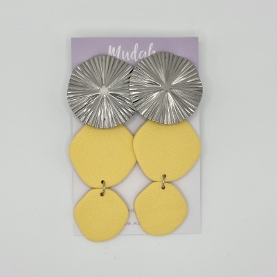 Brincos com base redonda prateada e pendentes amarelos