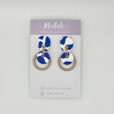 Brincos azuis e brancos com anel dourado pendurado em cartão Mudah