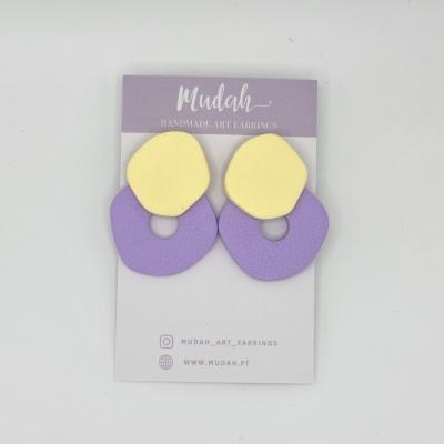 Brincos artesanais amarelos e lilás em cartão Mudah