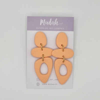 Brincos artesanais cor salmão em cartão com texto Mudah HANDMADE ART EARRINGS