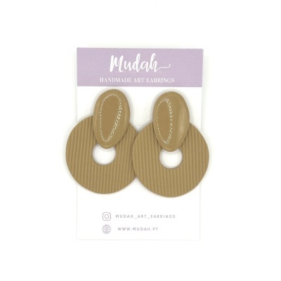 Brincos castanhos claros de folex com detalhes riscados exibidos em cartão de marca Mudah